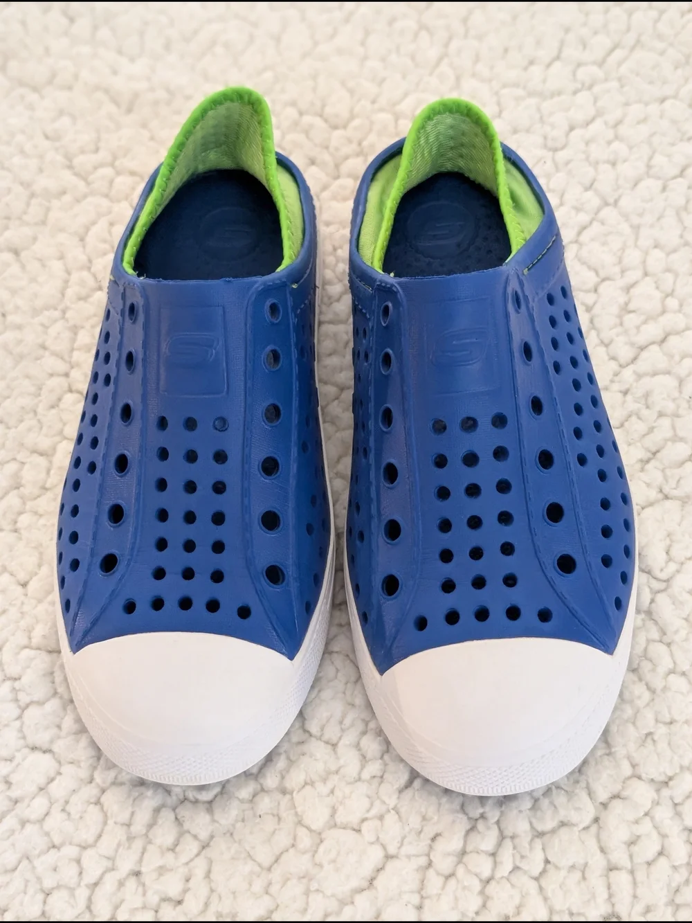 Great Condition: Skechers Foamies Guzman Steps Kids 3